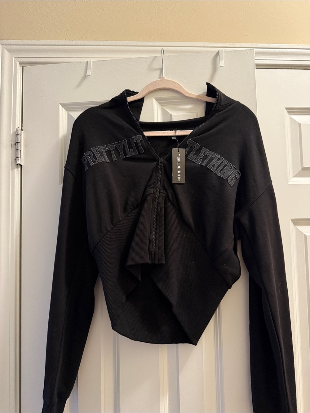 PrettyLittleThing Black Cropped Zip Hoodie with Chest Logo